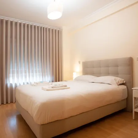 Modern 2-bedroom Flat In Odivelas *