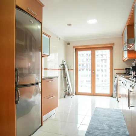 Modern 2-bedroom Flat In Odivelas Apartamento *