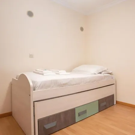 Modern 2-bedroom Flat In Odivelas