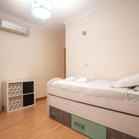 Modern 2-bedroom Flat In Odivelas *