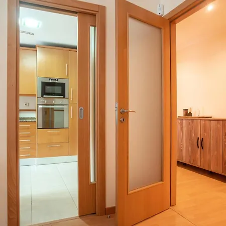 Modern 2-bedroom Flat In Odivelas *