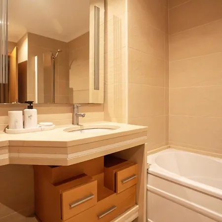 Modern 2-bedroom Flat In Odivelas *