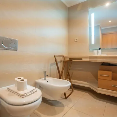 Modern 2-bedroom Flat In Odivelas